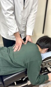 手技による背中の施術