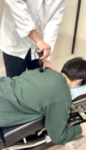 振動機器による背中の施術